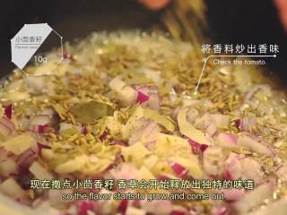 2、澳大利亚烤乳猪 填馅脆皮烤乳猪,红洋葱切丁入锅，锅里加橄榄油、黄油，蒜切片入锅，加胡椒粉、香叶、小茴香籽，炒香