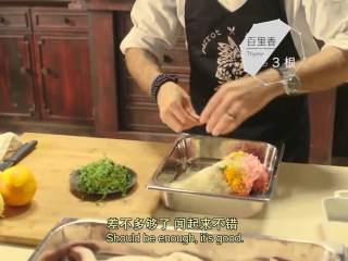 3、澳大利亚烤乳猪 填馅脆皮烤乳猪,最好用猪肚皮做肉馅，加入面包脆，擦入一些柠檬皮、橙子皮，挤入柠檬汁、橙汁，加入白兰地、盐、胡椒、百里香、迷迭香