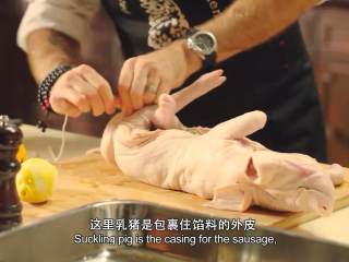 5、澳大利亚烤乳猪 填馅脆皮烤乳猪,乳猪内部撒上胡椒、盐，把馅料填入乳猪，封口扎紧