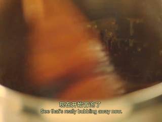 7、澳大利亚烤乳猪 填馅脆皮烤乳猪,半个红洋葱切片入锅，锅中加入橄榄油调小火煮，放入切粒的大蒜，加入黄糖、黄油、醋，注意不要煮糊