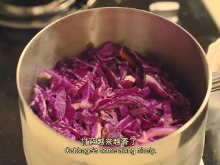 10、澳大利亚烤乳猪 填馅脆皮烤乳猪,紫甘蓝去根切开，加入锅中炒煮，放盐、胡椒、白糖，肉豆蔻擦成粉加入，加入红酒，改大火