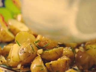 12、澳大利亚烤乳猪 填馅脆皮烤乳猪,小锅加水、盐、小土豆，煮熟。准备迷迭香碎叶、蒜末。土豆煮熟后切半，锅中加入橄榄油、黄油，加入迷迭香炒香，加入蒜末、土豆一起炒一下出锅。烤箱调高230摄氏度