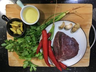 3、超满足便当(4),泡椒牛肉备料 辣椒、香菜也没有全放入相框内 牛肉切了一块放冰箱 没有全部炒完