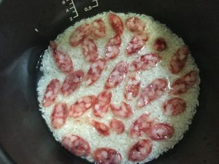 4、超满足便当(4),腊肠切片 铺在米饭上 最开始可以先淘米 泡一会 不着急煮 菜全配好 再按煮饭键