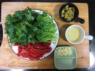 9、超满足便当(4),泡椒切段 红辣椒切丝 蒜切末 香菜切段