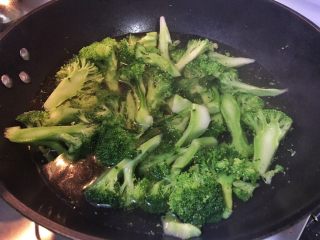 12、超满足便当(4),摊开 煮到七八分熟吧 捞出 (看个人口味 喜欢脆一点口感的 就不要焯久了 30-60秒吧 自己看自己口味)