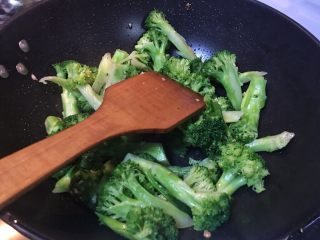 15、超满足便当(4),放入西兰花