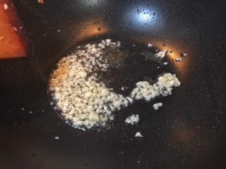 22、超满足便当(4),少许油 加入蒜末