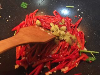 24、超满足便当(4),加入泡椒 翻炒