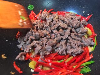 25、超满足便当(4),倒入牛肉