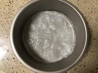 2、半熟芝士(6寸圆模),模具内铺上一层和模具一样大小的油纸方便之后脱模。