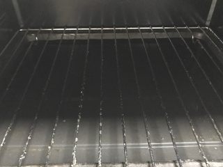 3、半熟芝士(6寸圆模),烤盘里面装满水放在中下层,上面放烤网。