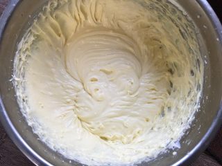 5、半熟芝士(6寸圆模),蛋白蛋黄分离,然后把蛋黄加入奶酪糊搅打均匀。