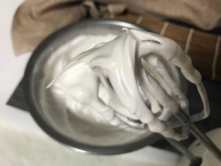 8、半熟芝士(6寸圆模),蛋白分三次加糖打至干性发泡,即提起打蛋器有小尖角即可。