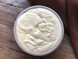 11、半熟芝士(6寸圆模),倒入模具。(我倒得有些满,最好8分满)