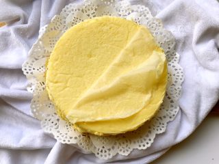 14、半熟芝士(6寸圆模),撕下底部的油纸。