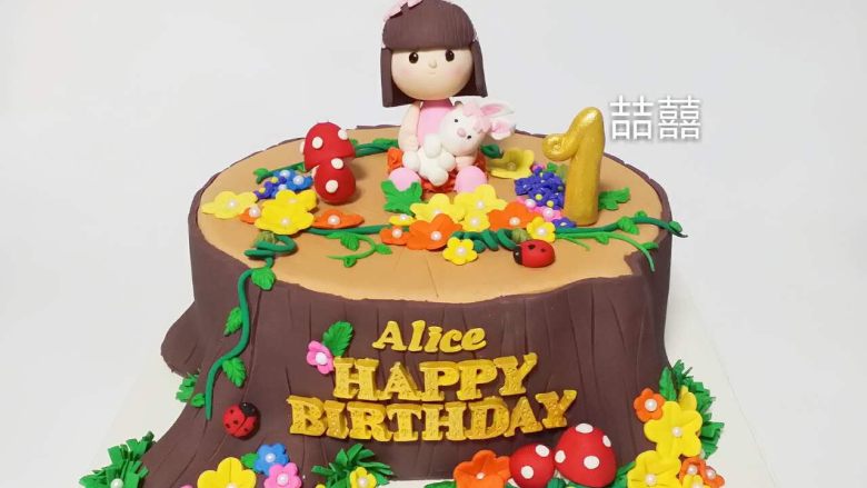 翻糖蛋糕树桩上的小女孩儿