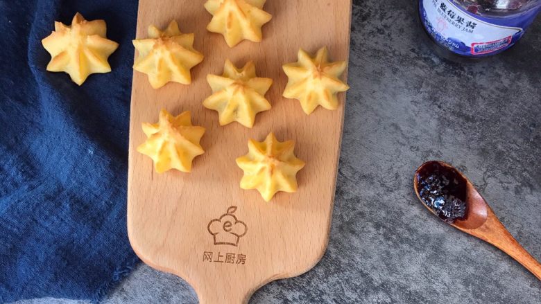 不一样的泡芙蓝莓果酱樱花泡芙