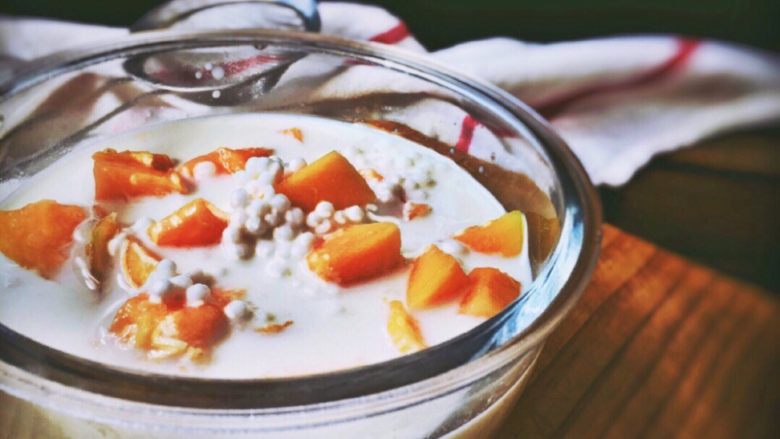 港式甜品木瓜椰奶西米露