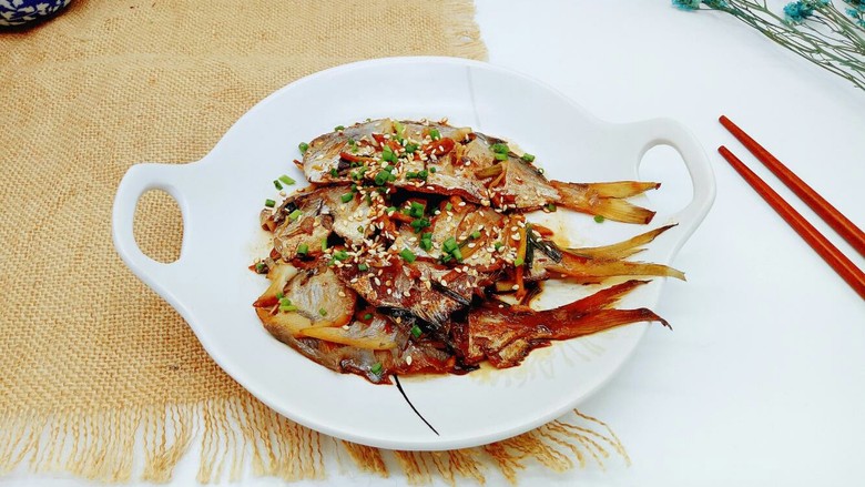 咸味鲜美的红烧小鲳鱼