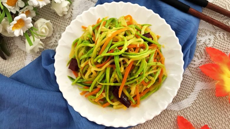 绿色美食素炒西葫芦丝