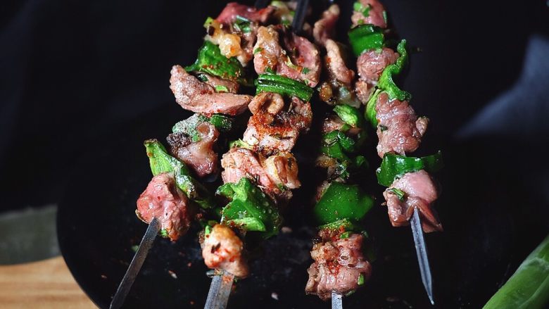 超好吃的烤肉配方青椒烤羊肉小羊排