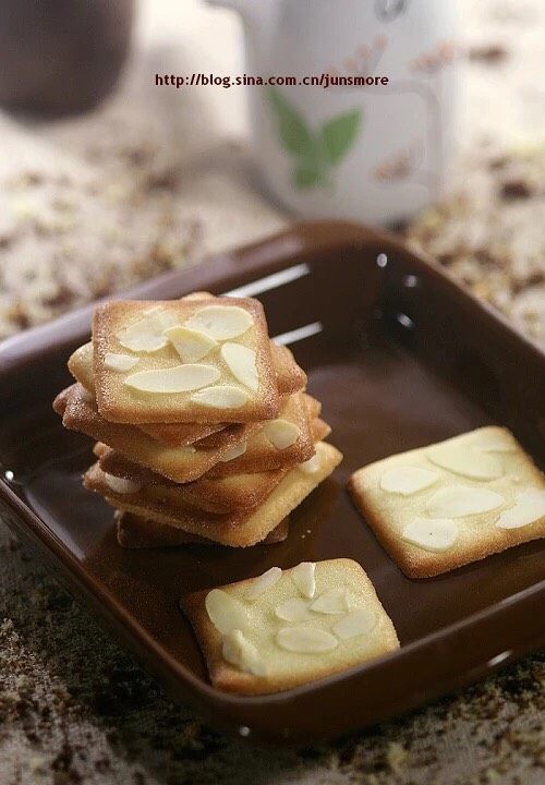 咔吱咔吱香浓酥脆的杏仁瓦片酥
