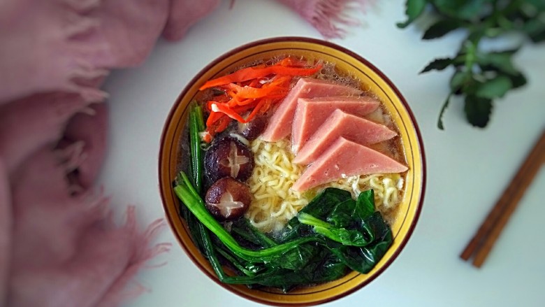 一碗面条清汤方便面