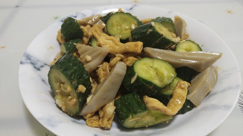 蒜泥黄瓜加了很多料