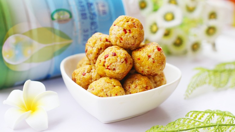 酸甜可口的草莓脆米粉球