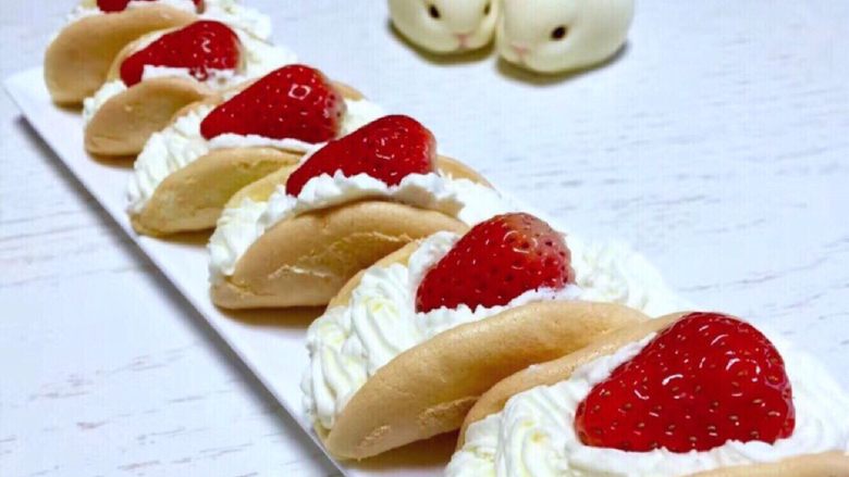 奶油小贝草莓蛋糕