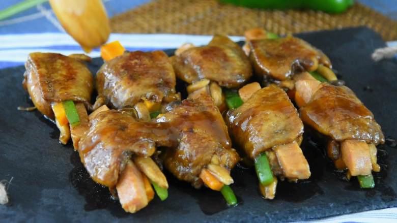 一道无骨时蔬鸡翅不但荤素搭配营养健康而且外观很抢眼呢