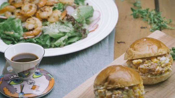 马铃薯沙拉三明治炒虾杂菜沙拉