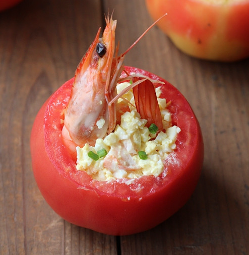 鲜虾鸡蛋色拉酿番茄