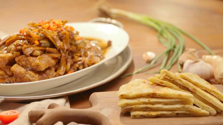 腊八蒜炖带鱼汁油饼