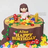 翻糖蛋糕树桩上的小女孩儿