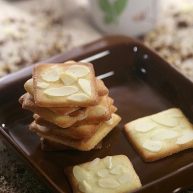 咔吱咔吱香浓酥脆的杏仁瓦片酥