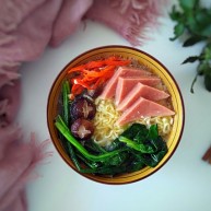 一碗面条清汤方便面