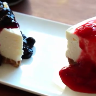 免焗芝士蛋糕配草莓藍莓果醬