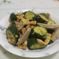 蒜泥黄瓜加了很多料