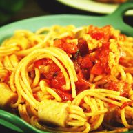 创意十足的蔬菜茄汁香肠意面