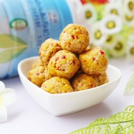 酸甜可口的草莓脆米粉球