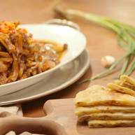 腊八蒜炖带鱼汁油饼