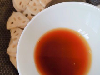 7、醋溜藕片,再将事先调好的糖醋汁加入大火翻炒均匀