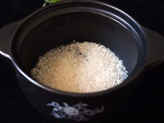 1、生滚菠菜猪肝羹,砂锅里放入60克粳米