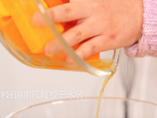 4、咸蛋黄焗南瓜,控干南瓜里的水分