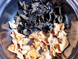 1、木耳炒山药,准备好白木耳、黑木耳。