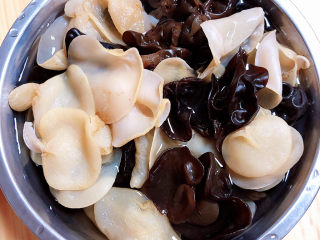 2、木耳炒山药,木耳提前浸泡2小时。