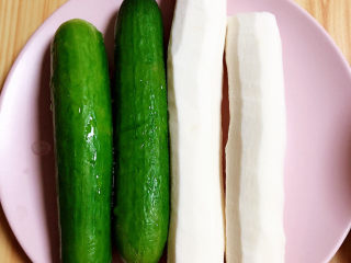 3、木耳炒山药,准备好山药和水果黄瓜。