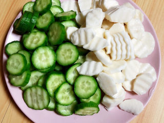 4、木耳炒山药,将蔬菜切好待用。